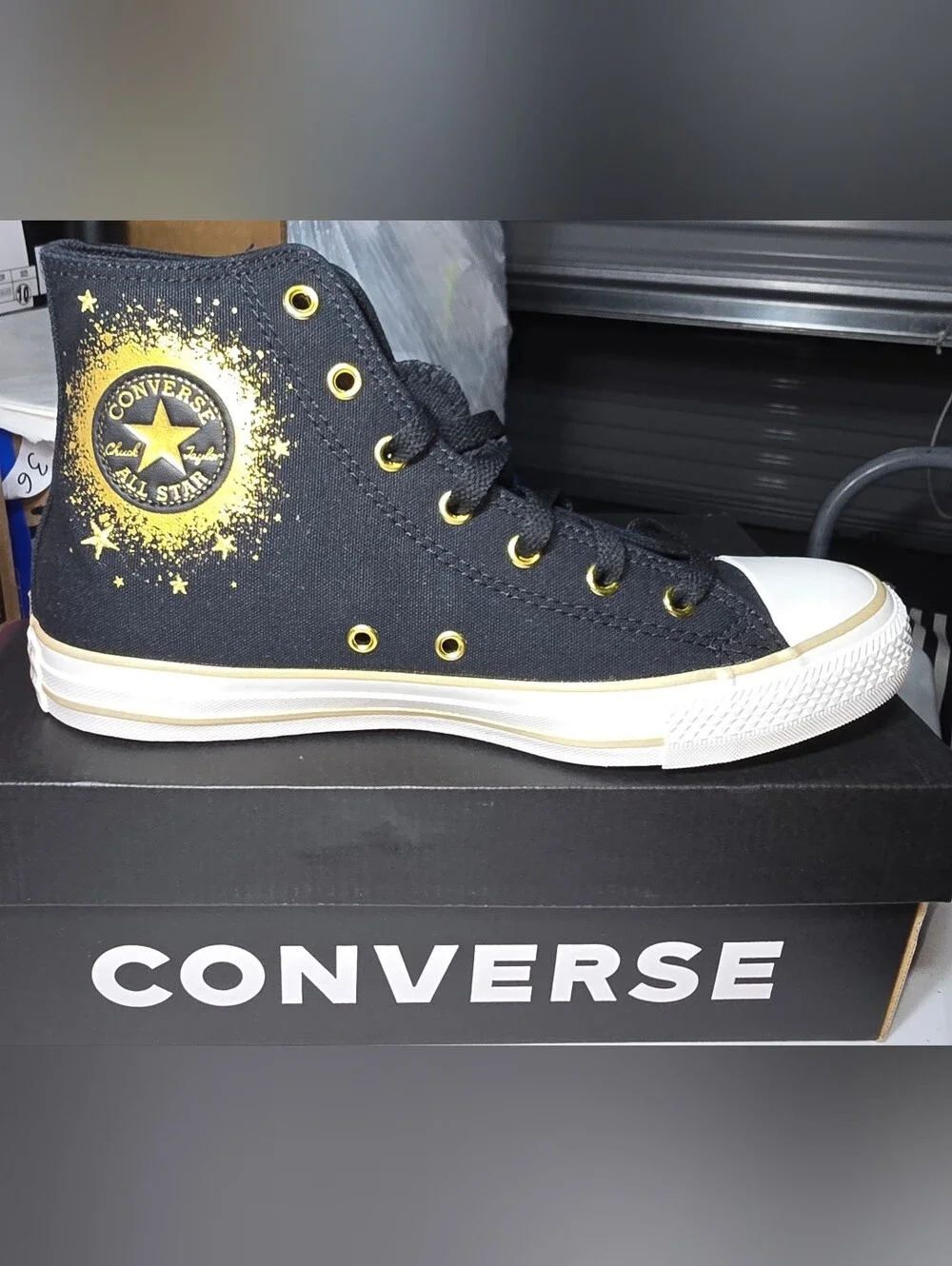 ✨ NEW IN BOX – Converse Chuck Taylor All Star Hi Black & Gold-Size 6.5Y✨